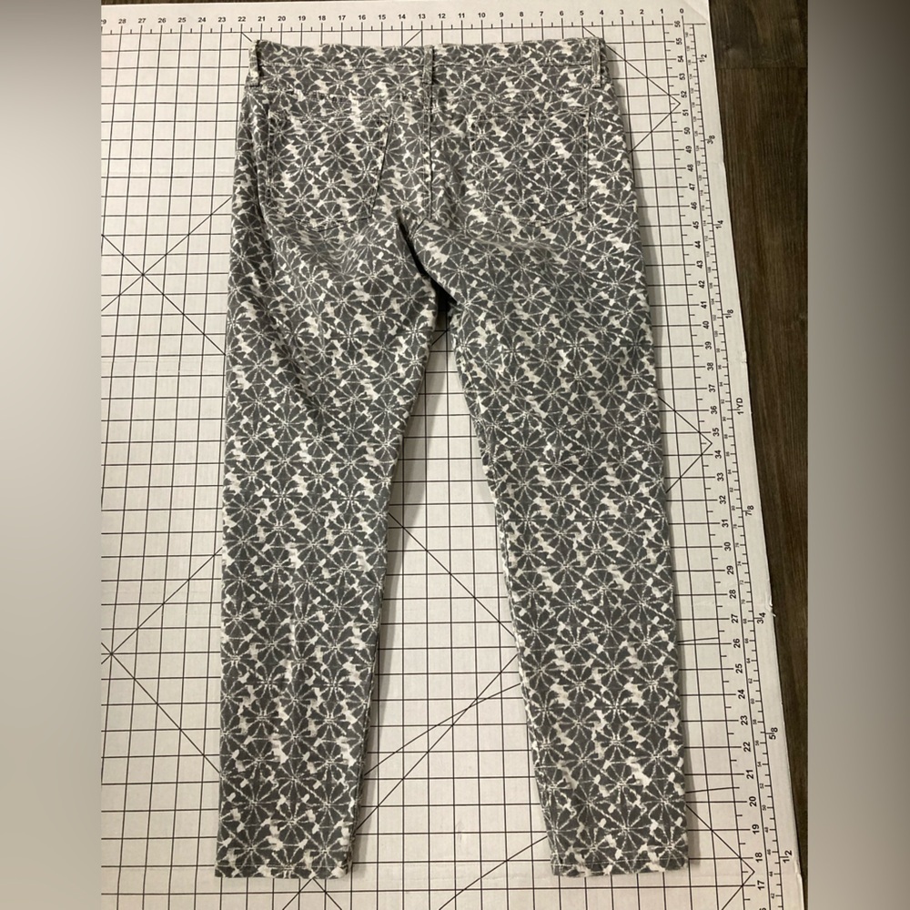 GAP 1969 Women’s Size 31R Grey Floral‎ Legging Jeans